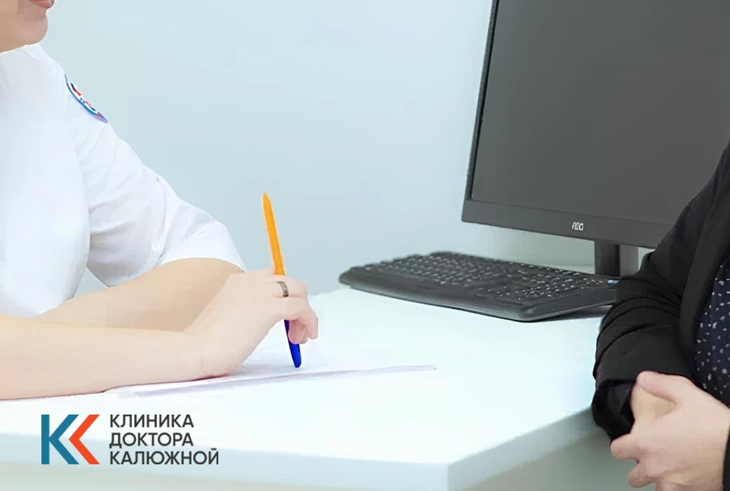 Врач сидит за столом